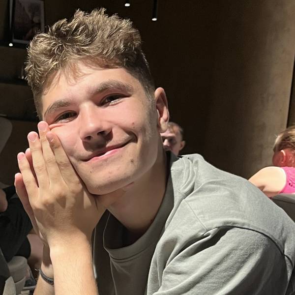 modelka s ID 01017KQ9U4 p021