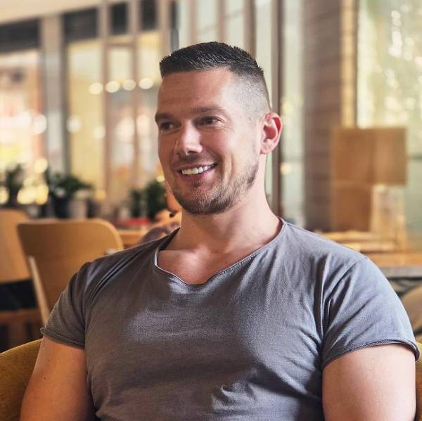 modelka s ID 0101A4UUGR p021