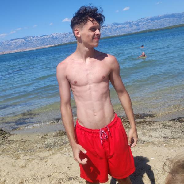 modelka s ID 0101F4YWB3 p031