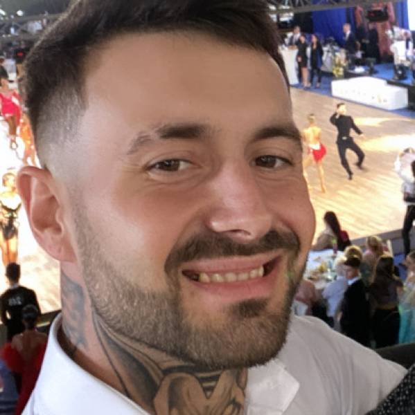 modelka s ID 0101Q1AY9J p021