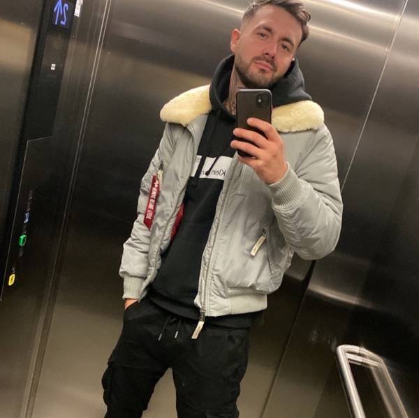 modelka s ID 0101Q1AY9J p031