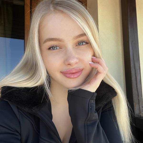 modelka s ID 01021RHGFN p021