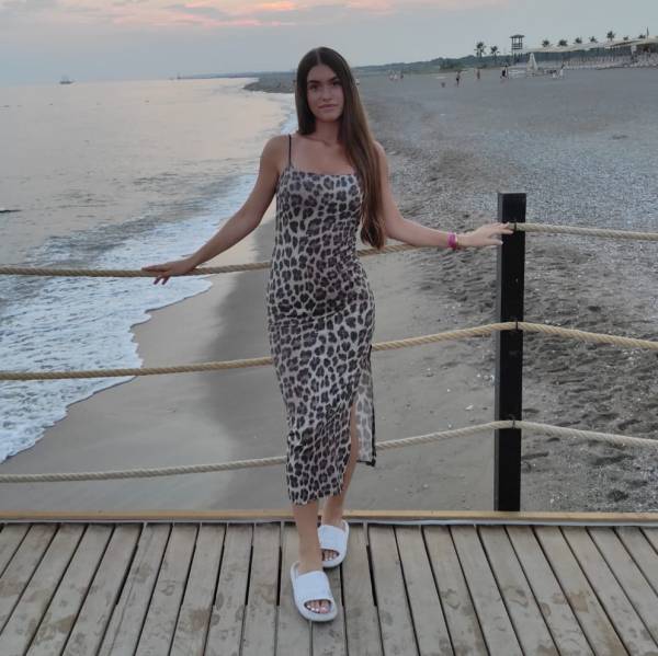 modelka s ID 01021ZFO45 p031