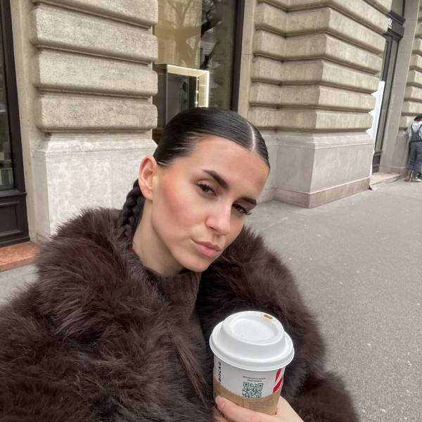 modelka s ID 01022MQ1X5 p021