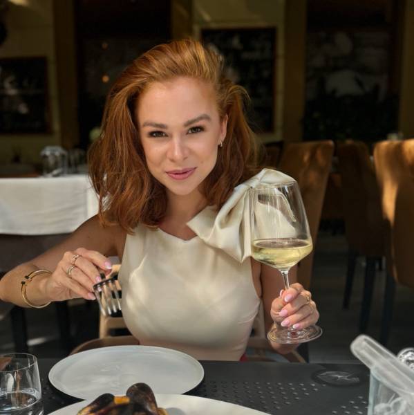 modelka s ID 01022UFYNN p021