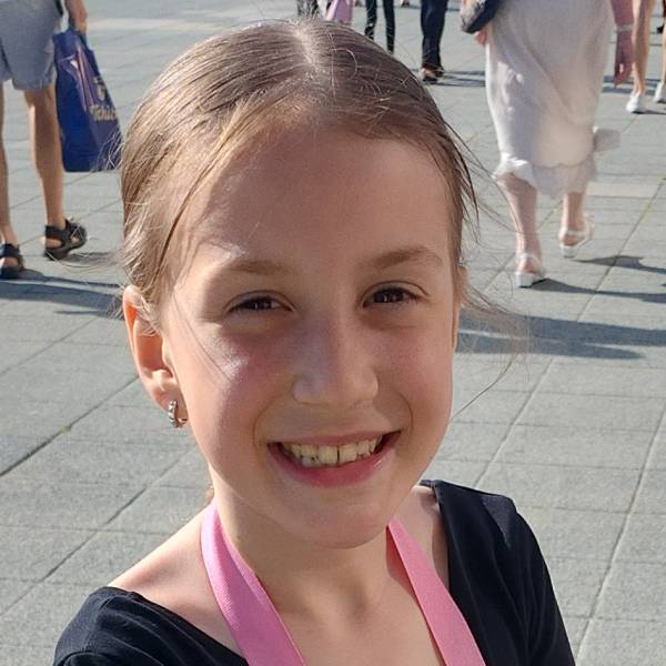 modelka s ID 01022YZQUZ p021