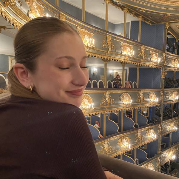 modelka s ID 01023QXM9Q p021