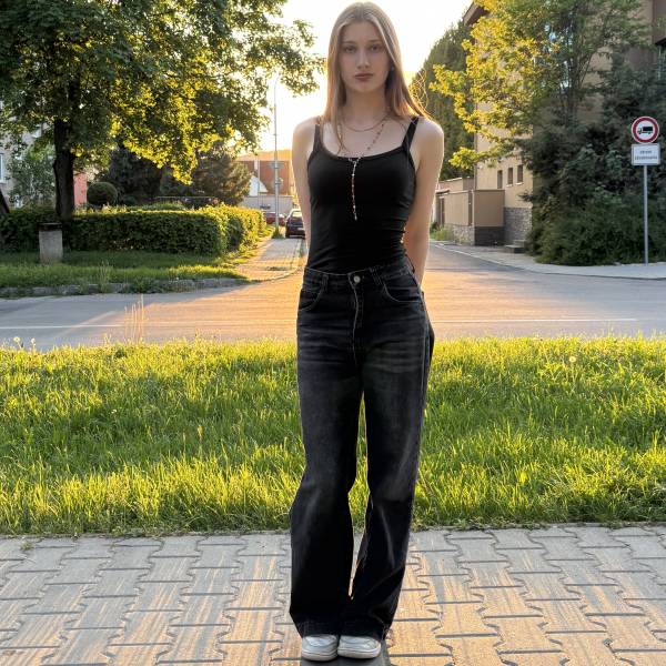 modelka s ID 01023QXM9Q p031