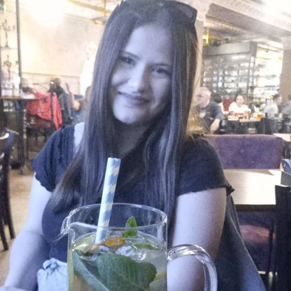 modelka s ID 01024E9YUX p021