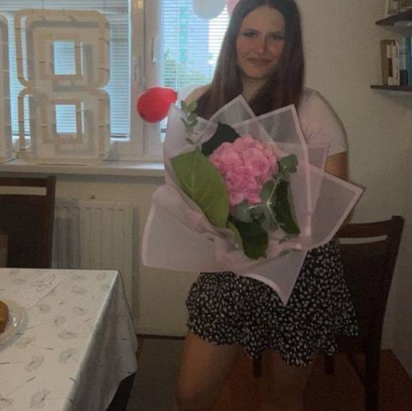 modelka s ID 01024E9YUX p031