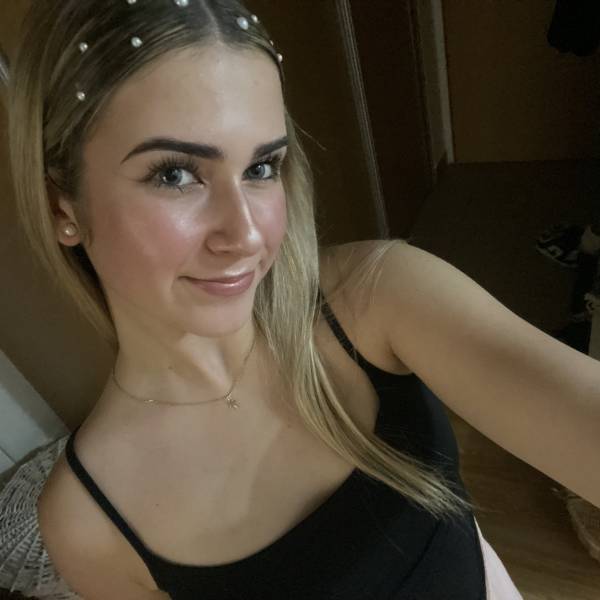 modelka s ID 01024XH0E5 p021