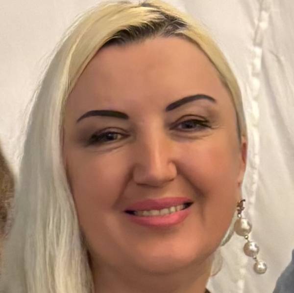 modelka s ID 01025KBY9K p021