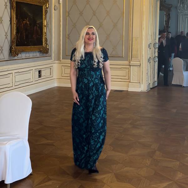 modelka s ID 01025KBY9K p031