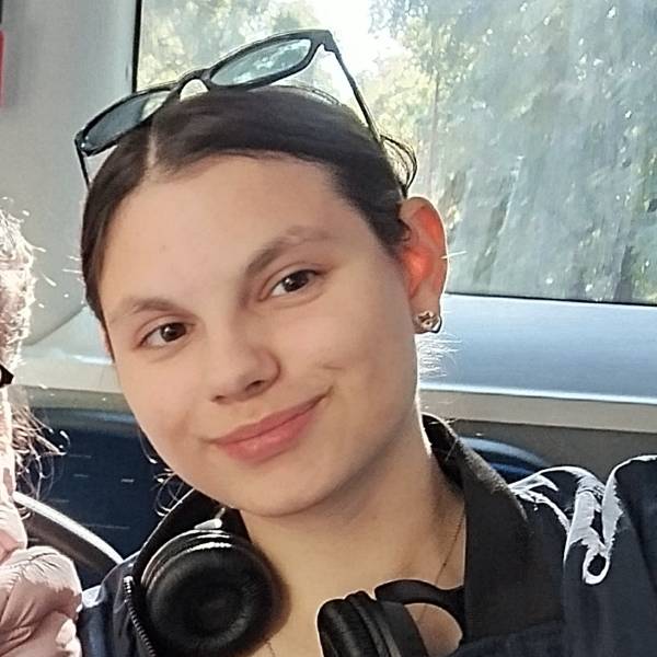 modelka s ID 01025KCXFF p021