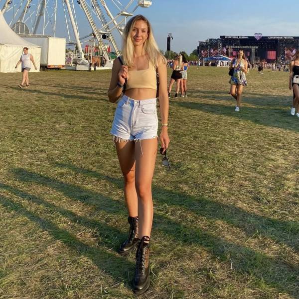 modelka s ID 01025Q1903 p031