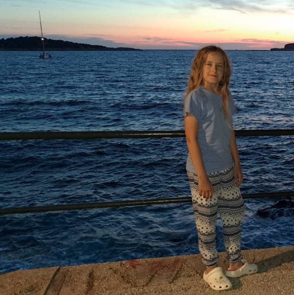 modelka s ID 01025TEUUG p031