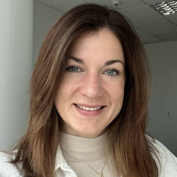 modelka s ID 01026JISG6 p021