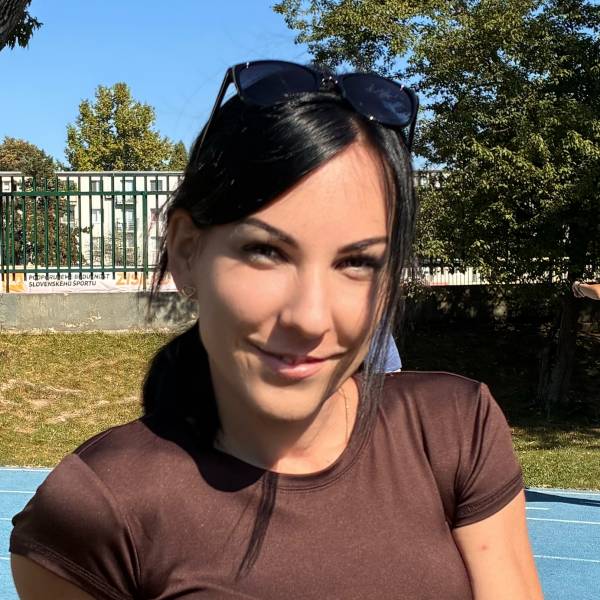 modelka s ID 01026QG0SG p021