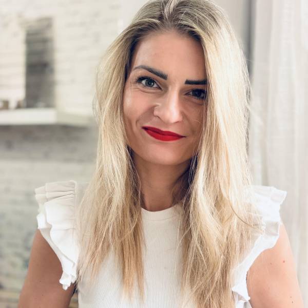 modelka s ID 01026QIRN0 p021