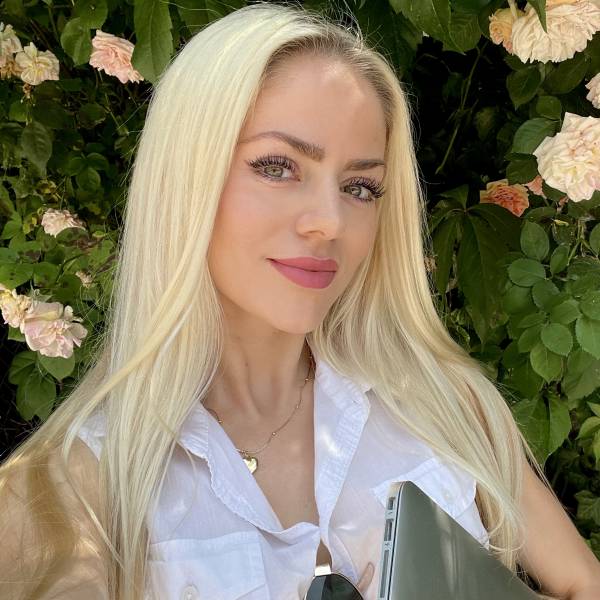 modelka s ID 01027YU7CA p021