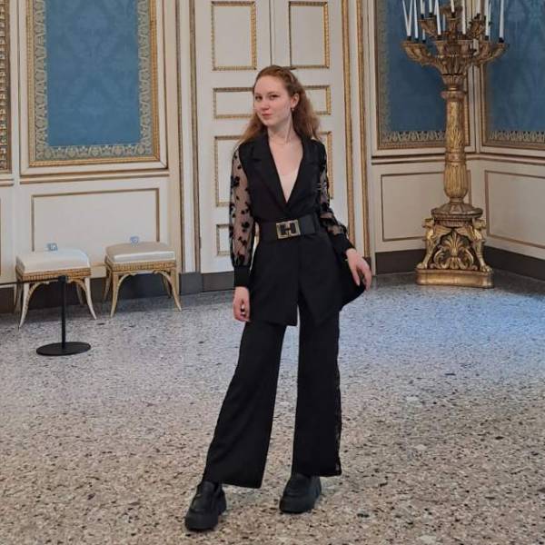 modelka s ID 01028TEUZI p031