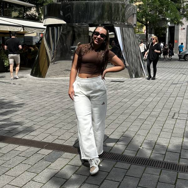 modelka s ID 01029JQCMC p031