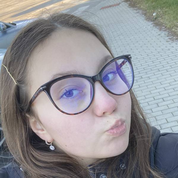 modelka s ID 01029YX9VM p021