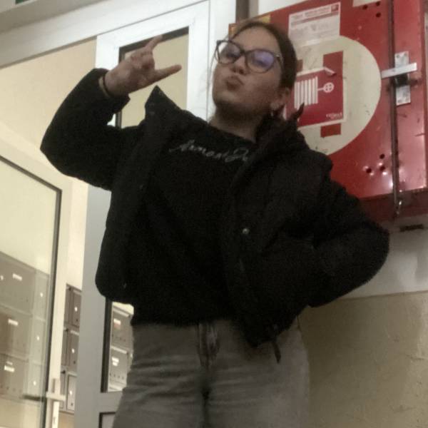 modelka s ID 01029YX9VM p031