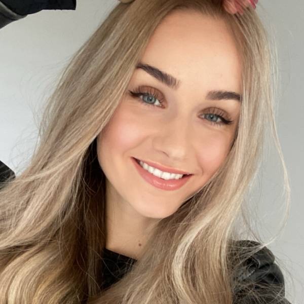 modelka s ID 0102AHYL43 p021