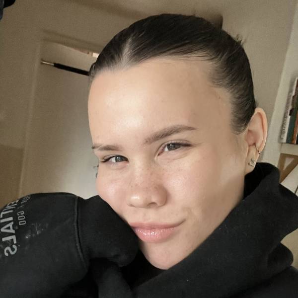 modelka s ID 0102AJLZ7Y p021