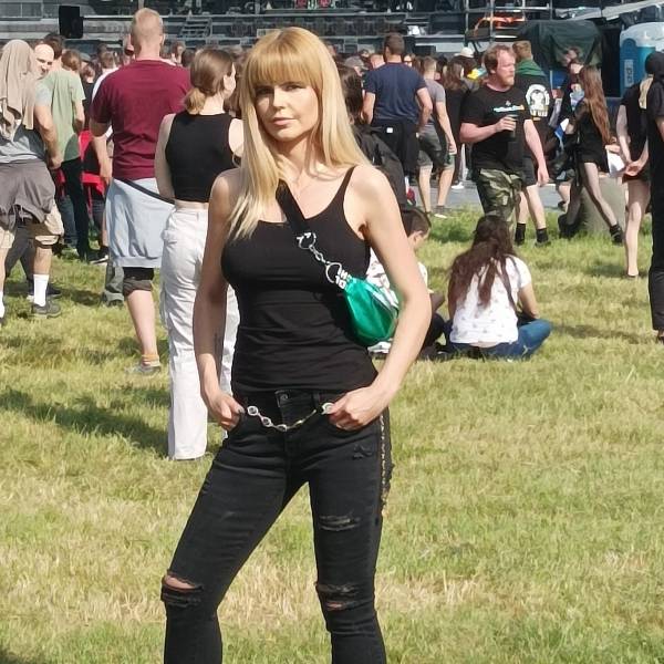 modelka s ID 0102AWG6SX p031