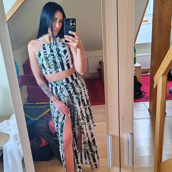 modelka s ID 0102AXRWI3 p031