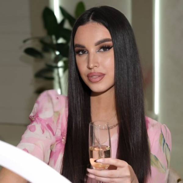 modelka s ID 0102BIC671 p021