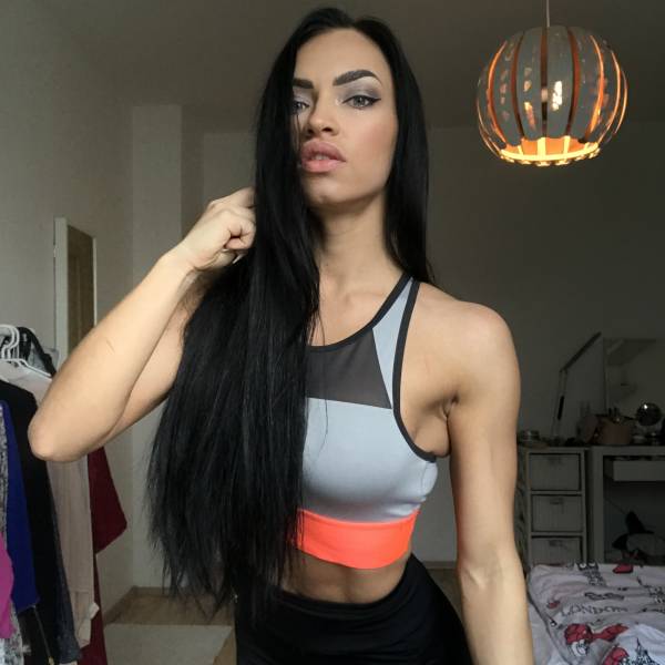 modelka s ID 0102C5H1R8 p031