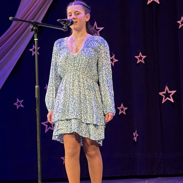 modelka s ID 0102C7X3RE p031