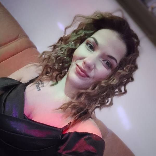 modelka s ID 0102DQCYQA p021