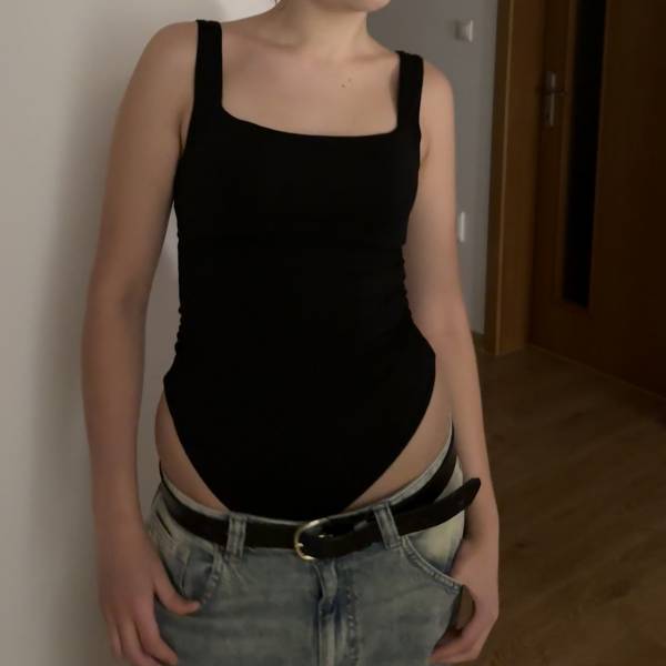 modelka s ID 0102DY7KER p031