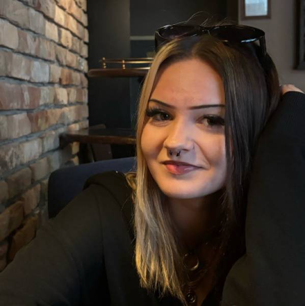 modelka s ID 0102E0EU0X p021