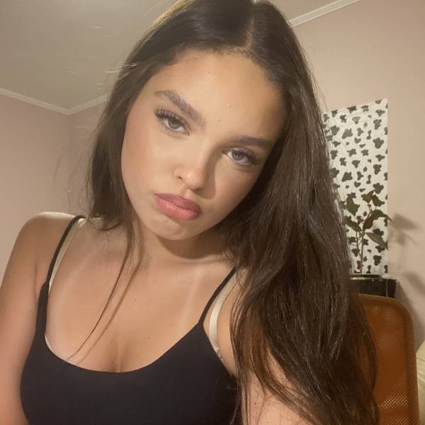 modelka s ID 0102E1AAYN p021