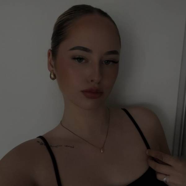 modelka s ID 0102ET9KRV p021