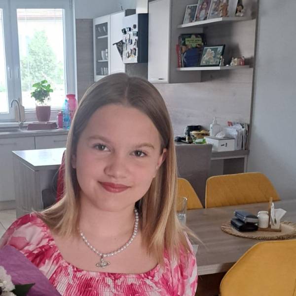 modelka s ID 0102EXYQYN p021