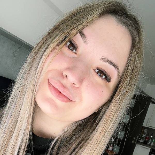 modelka s ID 0102F5F4DJ p021