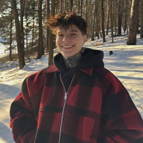 modelka s ID 0102FEKPF7 p021