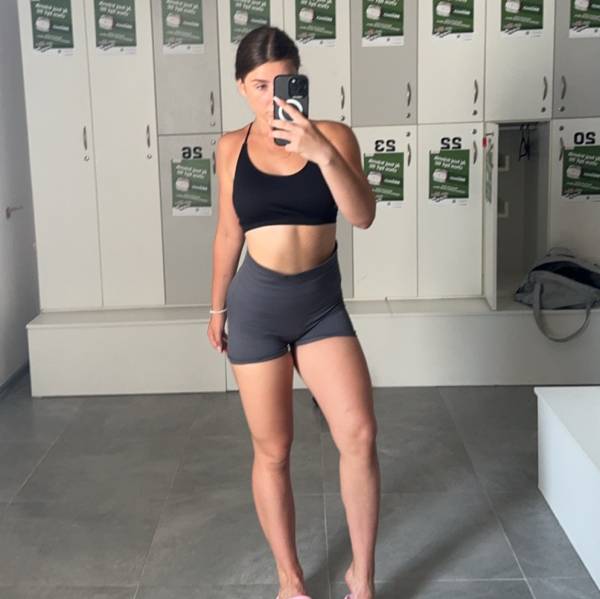 modelka s ID 0102GJIEU7 p031