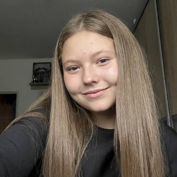 modelka s ID 0102GZDXZH p021