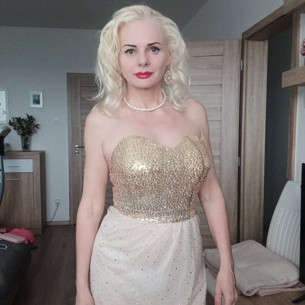 modelka s ID 0102H2IL2B p031