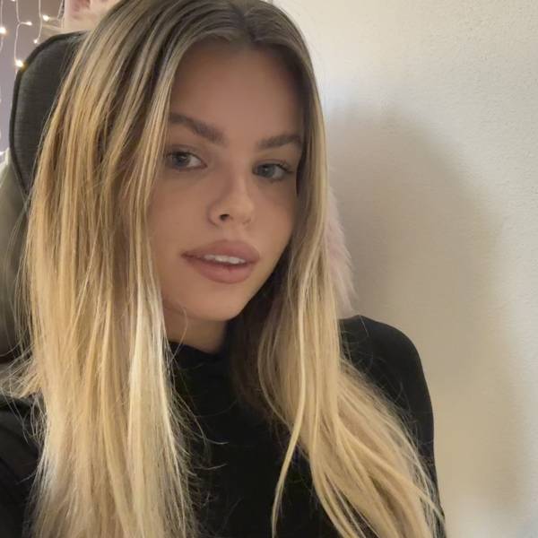 modelka s ID 0102H6A4J7 p021