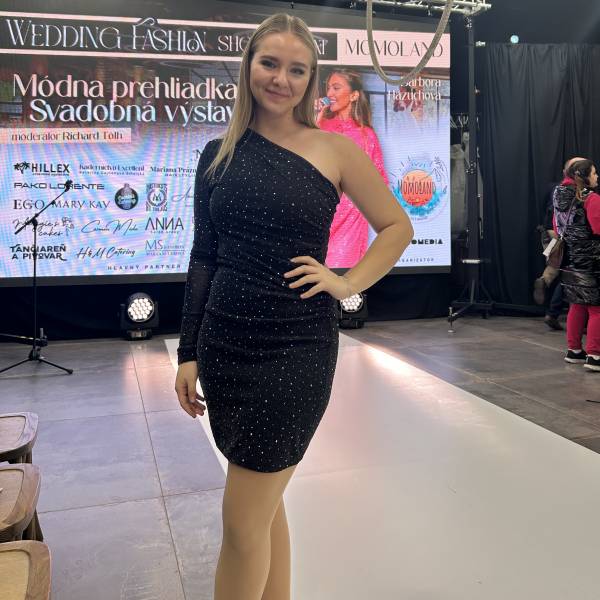 modelka s ID 0102JB5CA7 p031