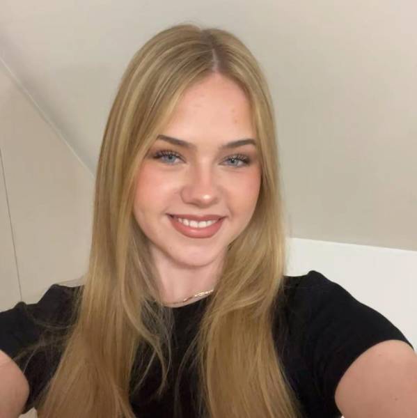 modelka s ID 0102JIJAZ8 p021