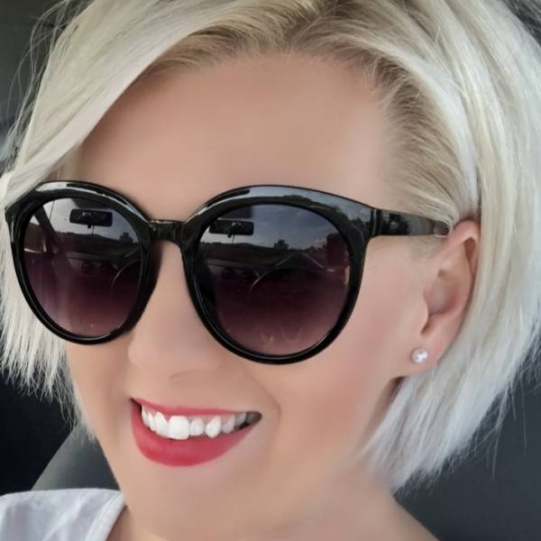 modelka s ID 0102KGW9IE p021